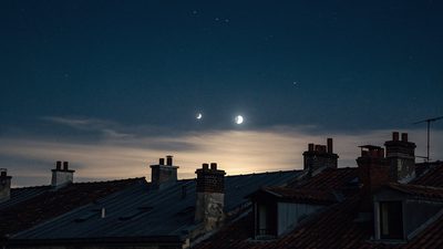 Ночное июньское небо с яркими планетами и тонкой полосой света у горизонта
