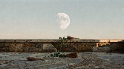 Утренний свет в светлой комнате, свежие цветы и аккуратно сложенные книги на деревянном столе