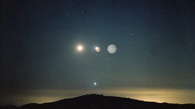 Три яркие планеты низко над тёмным горизонтом в глубоком ночном небе цвета индиго